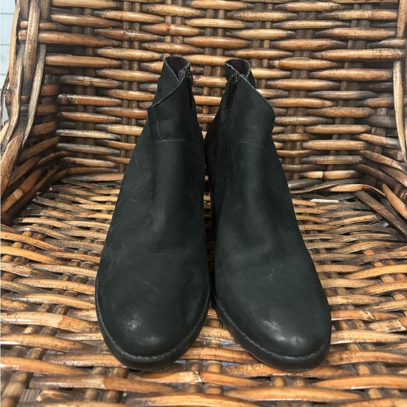 STEVE MADDEN "GILMORE' Black Nubuck Chelsea Ankle Zip Booties
Size 8 - Picture 4 of 12